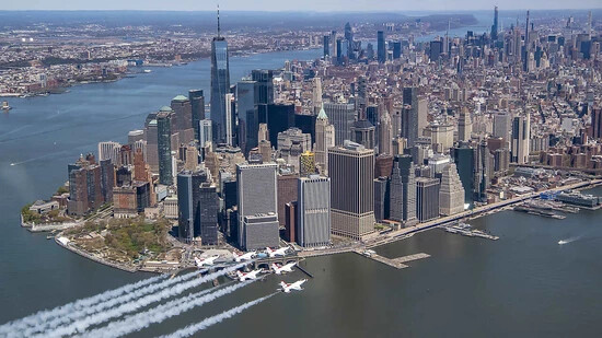 ARCHIV - Die Kunstflugstaffelnder US Air Force «Thunderbirds» überfliegen den East River und das untere Manhattan. Foto: Cory Bush/U.S. Air/Planet Pix/ZUMA/dpa