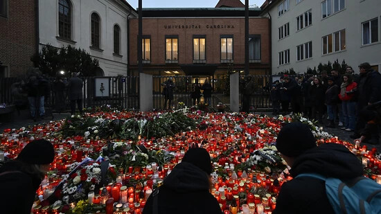 dpatopbilder - Trauernde legen Blumen für die Opfer der tragischen Schusswaffenattacke an der Philosophischen Fakultät der Karls-Universität nieder. Foto: Denes Erdos/AP/dpa