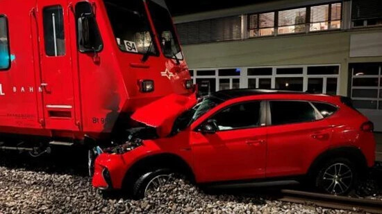 Ein 55-jähriger Autofahrer geriet am Samstagnachmittag zwischen die Bahnschranken. Er konnte das Fahrzeug vor dem Zusammenstoss mit dem Zug unverletzt verlassen.