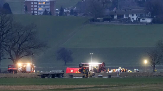 Feuerwehrautos stehen bei der Absturzstelle rund um ein abgestürztes Kleinflugzeug am Sonntag in Grenchen. Der Pilot starb bei dem Unfall.