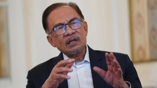 Anwar Ibrahim, Premierminister von Malaysia, spricht während eines Interviews mit der Deutschen Presse-Agentur im Hotel Atlantic Hamburg. Foto: Marcus Brandt/dpa