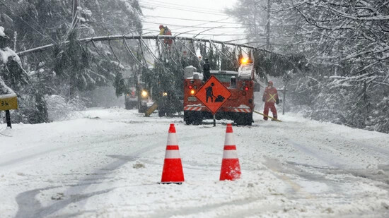 Ein Teil der Route 9 zwischen Falmouth und Cumberland ist gesperrt, während Arbeiter einen umgestürzten Baum entfernen. Foto: Ben McCanna/Portland Press Herald/AP/dpa