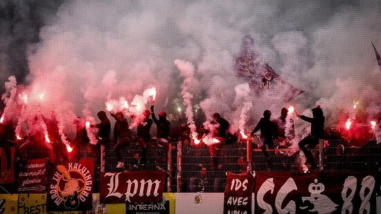 Servette-Anhänger zündeten beim Cup-Halbfinal in Winterthur zahlreiche Pyros. (Archivbild)
