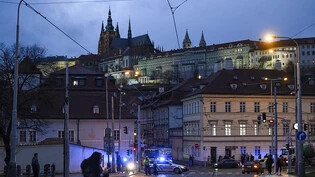 Die Mánes-Brücke wird von Polizisten gesperrt. An einer Hochschule in der Prager Innenstadt sollen Schüsse gefallen sein. Foto: Deml Ondøej/CTK/dpa