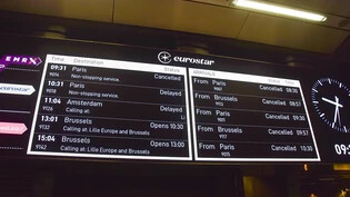 Eine Anzeigetafel im Bahnhof St. Pancras International zeigt an, dass Eurostar-Zugverbindungen wegen Überschwemmungen abgesagt wurden. Foto: Vuk Valcic/ZUMA Press Wire/dpa