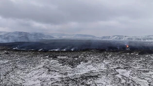 Ein Blick auf den immer noch dampfenden Spalt auf der isländischen Halbinsel Reykjanes. Foto: Marco Di Marco/AP/dpa