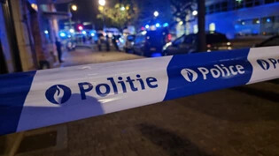 ARCHIV - Ein Absperrband der belgischen Polizei ist an einem Tatort zu sehen. Nach einer Razzia im Drogenmilieu stehen zwei Polizisten im Verdacht, sich an einer kriminellen Organisation beteiligt haben. Foto: Hatim Kaghat/Belga/dpa