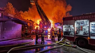 Feuerwehrleute löschen einen Brand in der Westernstadt Pullman City in Eging am See im deutschen Bundesland Bayern.