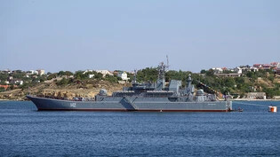 ARCHIV - Das Kriegsschiff «Nowotscherkassk» der russischen Schwarzmeerflotte liegt vor der Hafenstadt Sewastopol. Foto: Ulf Mauder/dpa