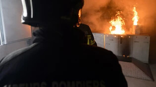 Waadtländer Feuerwehrmann 2014 bei einer Übung in einer brennenden Küche. (Archivbild)