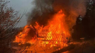 Ein Raub der Flammen: Ein als Wohnhauses genutztes ehemaliges Bauernhaus brannte bis auf die Grundmauern ab. Es gab keine Verletzten.