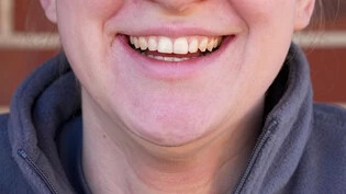 ARCHIV - Eine junge Frau lacht. Die Anspannung von Gesichtsmuskeln, wie sie für ein Lächeln üblich ist, macht Menschen ein wenig glücklicher. Foto: Soeren Stache/dpa-Zentralbild/dpa