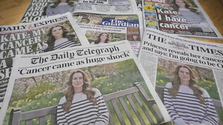 Ein Zusammenschnitt der Titelseiten einiger britischer Tageszeitungen. Die Enthüllung der britischen Prinzessin Kate, Princess of Wales, dass sie sich einer Krebsbehandlung unterzieht, hat eine Welle der Unterstützung und Glückwünsche aus der ganzen Welt…