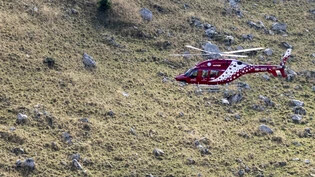 Ein Rettungshelikopter der Air Zermatt bei einer Übung. (Archivbild)