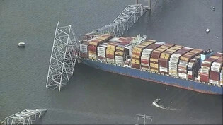 Nur Teile der Francis Scott Key Brücke stehen noch, nachdem das Containerschiff mit einem der Brückenpfeiler kollidiert ist. Foto: Uncredited/WJLA/AP/dpa