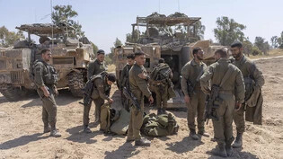 ARCHIV - Israelische Soldaten stehen neben Mannschaftstransportern in der Nähe der Grenze zwischen Israel und Gaza, im Süden Israels. Foto: Ohad Zwigenberg/AP/dpa