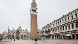 ARCHIV - Blick auf den Markusplatz in Venedig. Von dem fast hundert Meter hohen Turm fielen Medien zufolge in jüngerer Zeit mehrmals kleinere Teile Stahlbeton herab. Foto: Filippo Ciappi/LaPresse via ZUMA Press/dpa