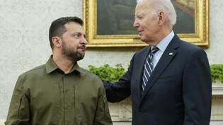 ARCHIV - US-Präsident Joe Biden (r) bei einem Treffen mit seinem ukrainischen Amtskollegen Wolodymyr Selenskyj in Washington im September 2023. Foto: Evan Vucci/AP/dpa