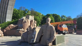 In der ukrainischen Hauptstadt Kiew werden 1982 zu sowjetischer Zeit errichtete Skulpturen demontiert, die an die «Vereinigung des ukrainischen und des brüderlichen russischen Volkes» im Jahre 1654 erinnern sollten. Foto: Andreas Stein/dpa
