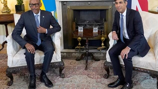 ARCHIV - Rishi Sunak (r), Premierminister von Großbritannien, und Paul Kagame, Präsident von Ruanda, sitzen vor ihrem Treffen in der Downing Street 10. Foto: Alberto Pezzali/AP Pool/dpa