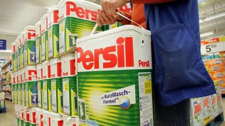 Der der Persil-Hersteller Henkel will wegen der anziehenden Geschäfte in seiner Konsumsparte 2024 eine Schippe drauflegen. Organisch dürfte der Gesamtumsatz gegenüber dem Vorjahr nun um 2,5 bis 4,5 Prozent zulegen. (Archivbild)