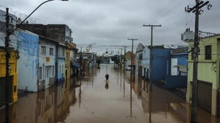 dpatopbilder - Die brasilianische Stadt Porto Alegre hat mit Überschwemmungen zu kämpfen. Foto: Carlos Macedo/AP/dpa