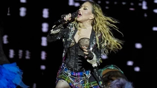 dpatopbilder - Madonna tritt in der letzten Show ihrer "The Celebration Tour" am Strand der Copacabana auf. Foto: Silvia Izquierdo/AP
