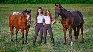 Internetbekanntheiten: Anna (links) und Lara Stuppia mit ihren Pferden Boy und Quenno. 